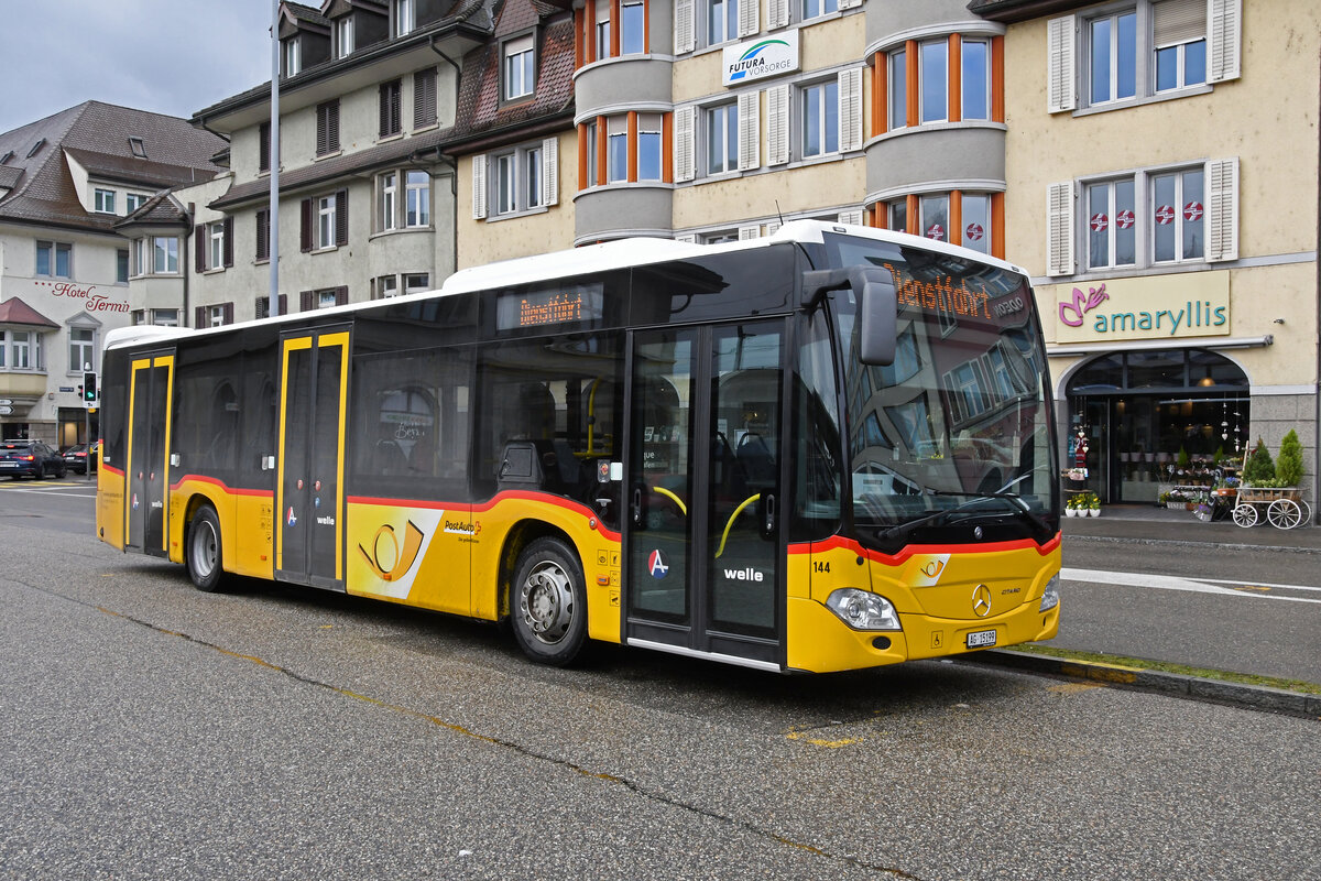 Mercedes Citaro 144 der Post wartet am 12.02.2024 als Dienstfahrt beim Bahnhof Brugg.