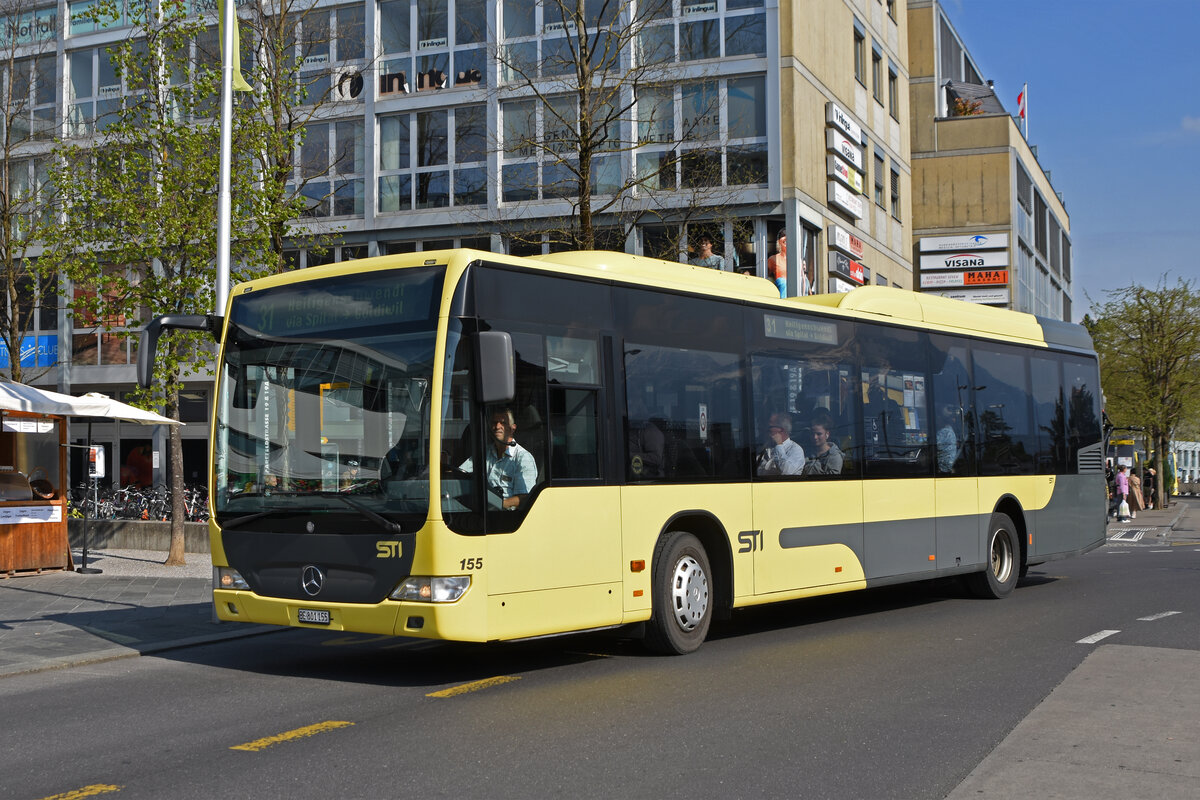 Mercedes Citaro 155, auf der Linie 31, verlässt am 21.04.2022 die Haltestelle beim Bahnhof Thun.