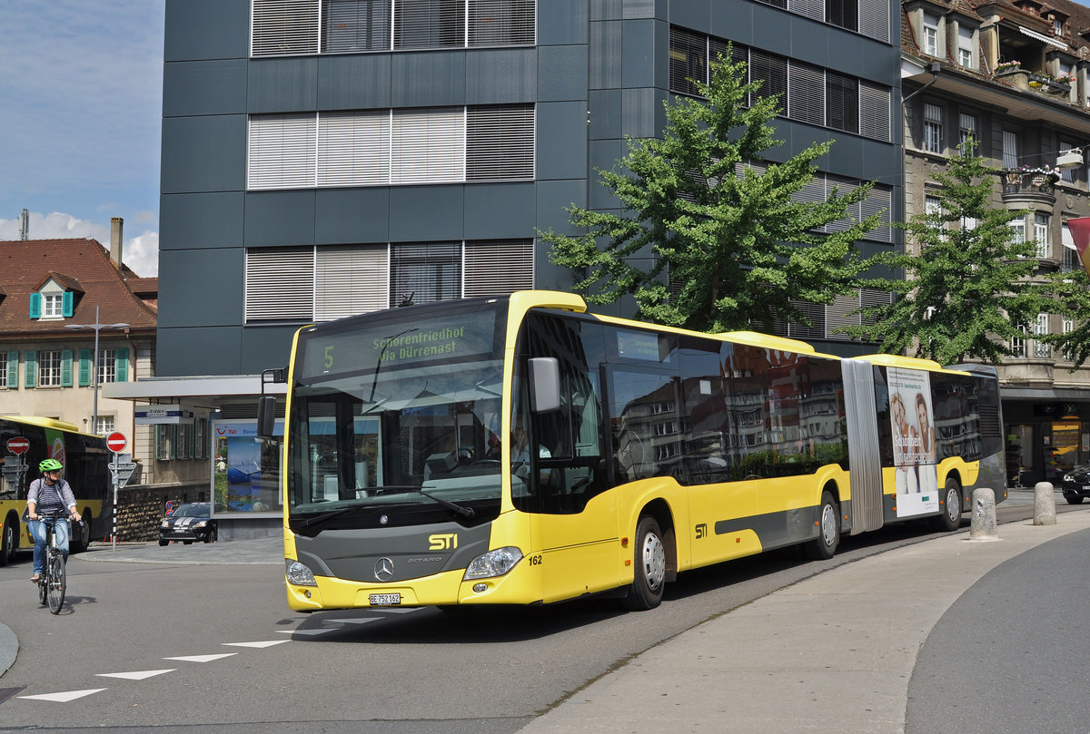 Mercedes Citaro 162, auf der Linie 5 fährt zur Haltestelle beim Bahnhof Thun. Die Aufnahme stammt vom 28.07.2016.