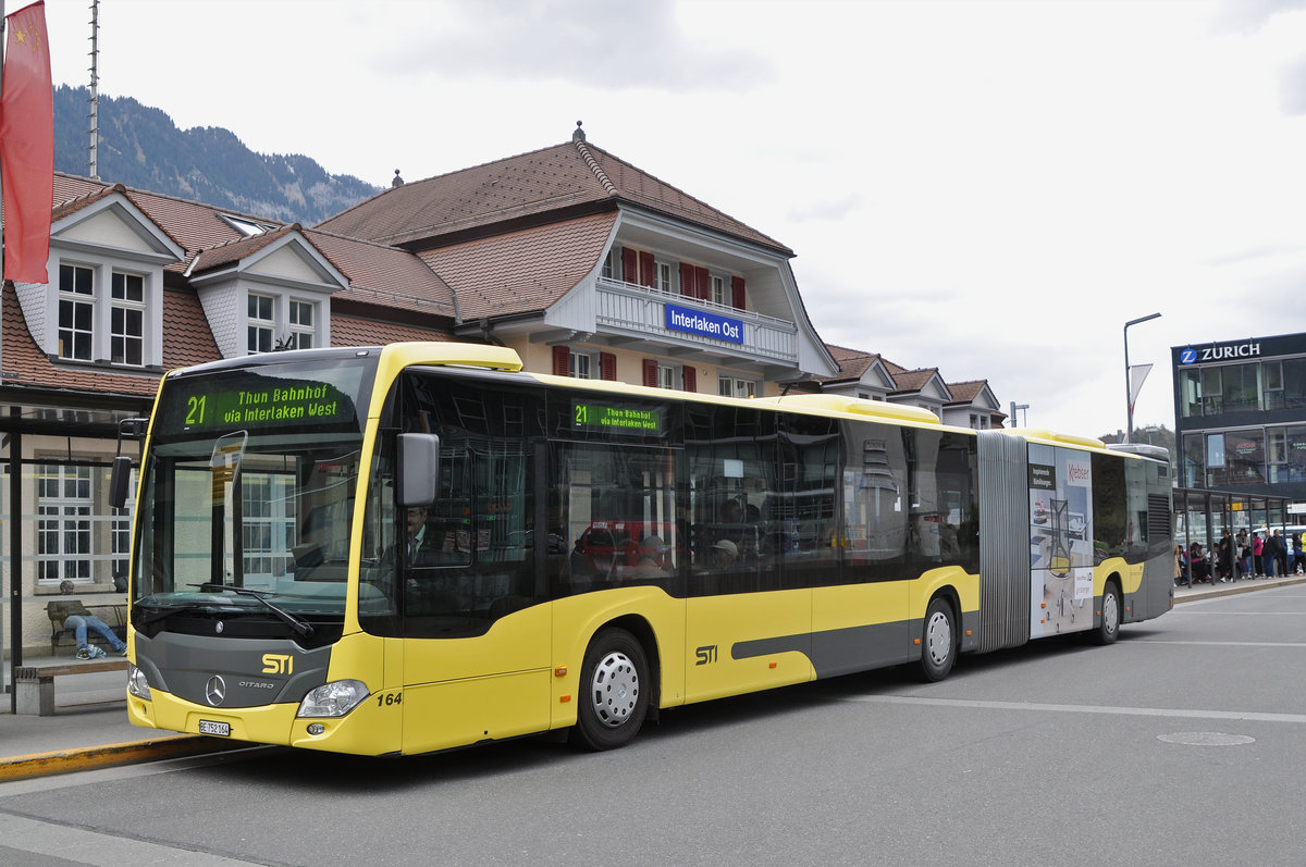 Mercedes Citaro 164, auf der Linie 21 wartet beim Bahnhof Interlaken Ost. Die Aufnahme stammt vom 17.04.2017.