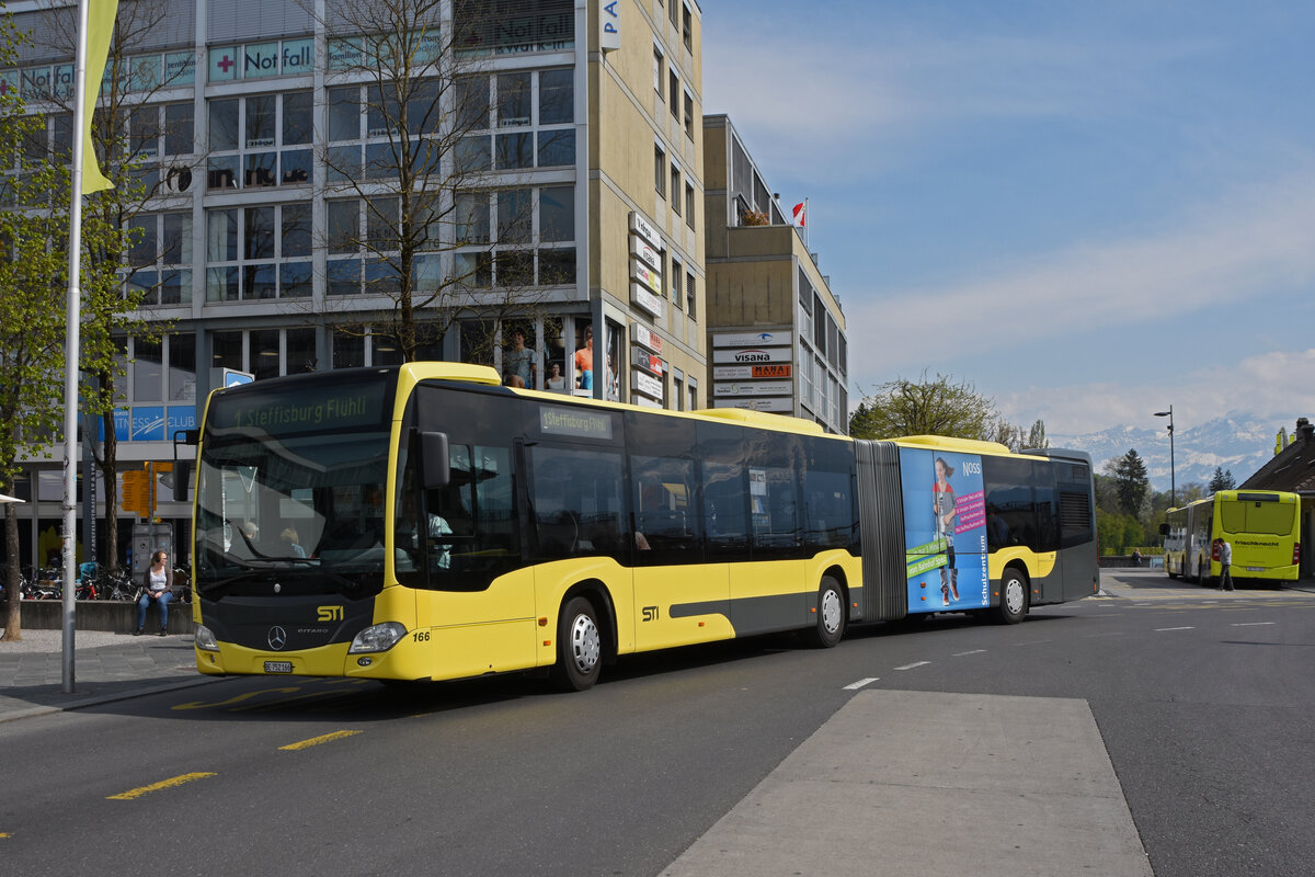 Mercedes Citaro 166, auf der Linie 1, verlässt die Haltestelle beim Bahnhof Thun. Die Aufnahme stammt vom 21.04.2022.