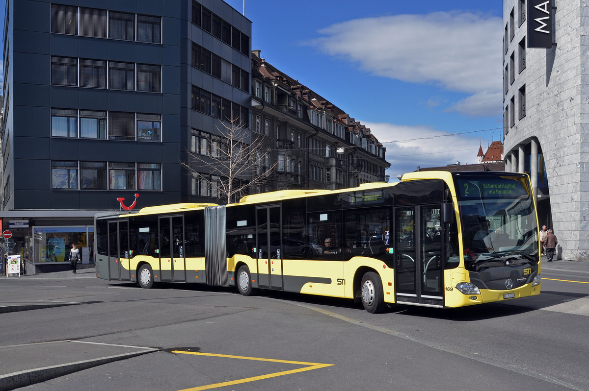 Mercedes Citaro 169, auf der Linie 2, fährt zur Haltestelle beim Bahnhof Thun. Die Aufnahme stammt vom 30.03.2016.