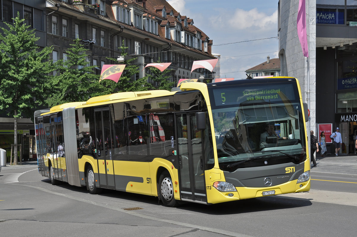 Mercedes Citaro 173, auf der Linie 5, fährt zur Haltestelle beim Bahnhof Thun. Die Aufnahme stammt vom 28.07.2016.