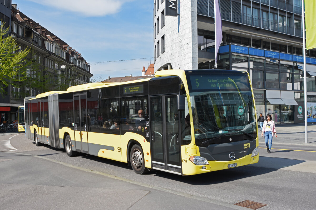 Mercedes Citaro 173, auf der Linie 5, fährt zur Haltestelle beim Bahnhof Thun. Die Aufnahme stammt vom 21.04.2022.