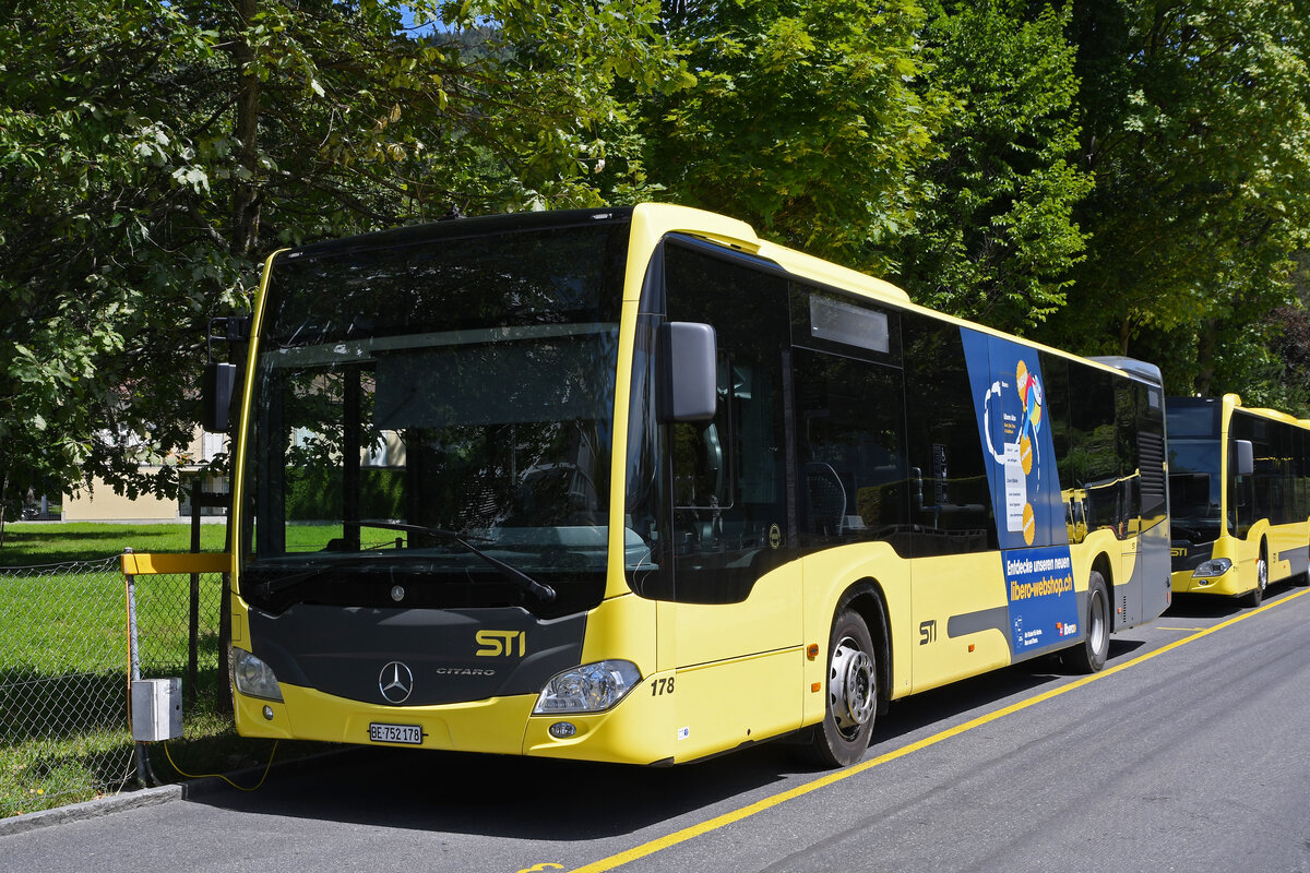 Mercedes Citaro 178 der STI steht am 10.08.2023 auf einem Abstellplatz beim Bahnhof Thun.