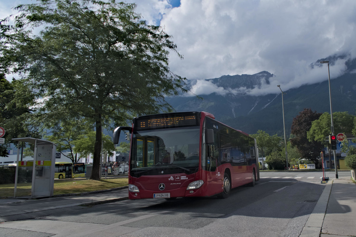 Mercedes Citaro 2. Generation Gelenksbus mit der Nr. 434 der Linie O Innsbrucker Verkehrsbetriebe ist wegen Bauarbeiten in der Schtzenstrae fr die Straenbahnerweiterung (Regionalbahn) ber die Rotadlerstrae umgeleitet. Aufgenommen 25.6.2017.
