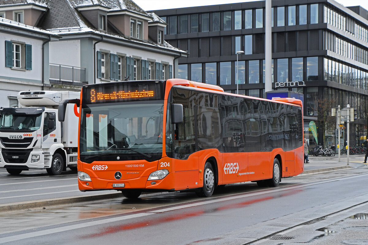 Mercedes Citaro 204 der RBS, auf der Linie 8, wartet am 18.01.2023 an der Haltestelle beim Bahnhof Solothurn.