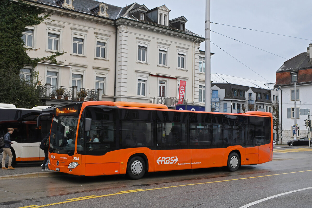 Mercedes Citaro 204 der RBS, auf der Linie 8, bedient am 18.01.2023 die Haltestelle beim Bahnhof Solothurn.
