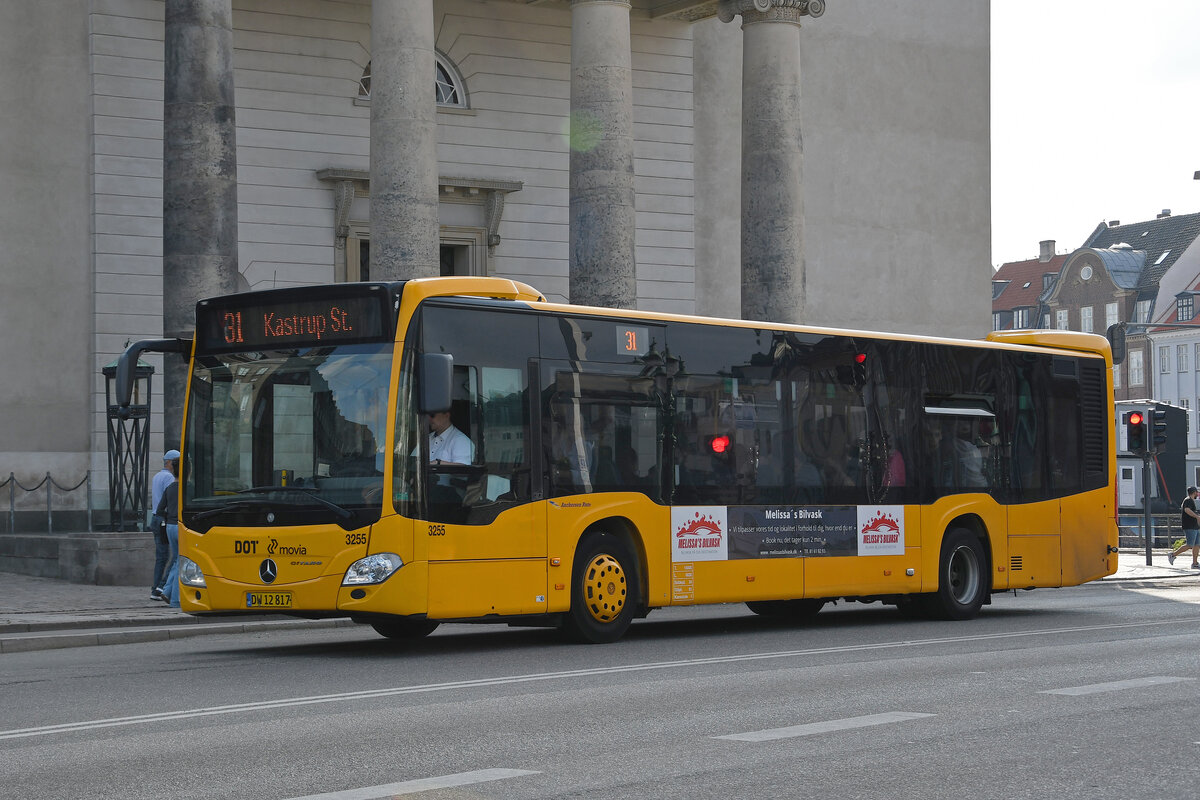 Mercedes Citaro 3255, auf der Linie 31, fährt am 21.06.2023 beim Schloss Christiansborg vorbei.
