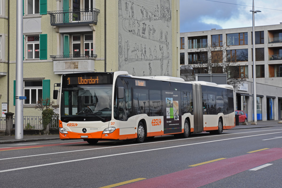 Mercedes Citaro 37, auf der Linie 1, fährt zur Haltestelle beim Bahnhof Solothurn. Die Aufnahme stammt vom 21.12.2019.