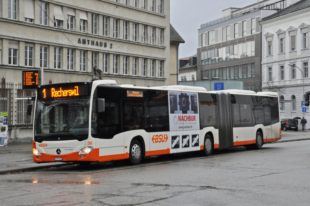 Mercedes Citaro 38, auf der Linie 1, bedient die Haltestelle beim Amtshausplatz. Die Aufnahme stammt vom 09.12.2019.