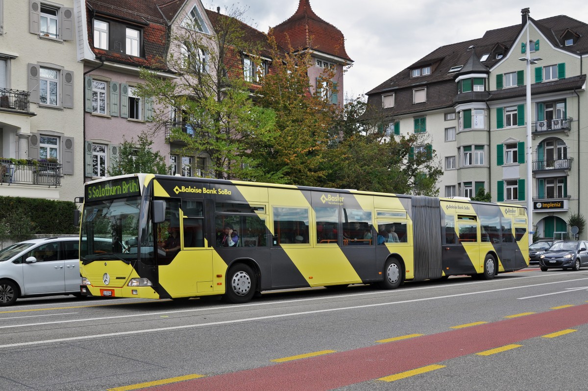 Mercedes Citaro 46, mit der Baloise Bank SoBa Werbung, auf der Linie 5 fährt zur Haltestelle beim Bahnhof Solothurn. Die Aufnahme stammt vom 05.09.2015.