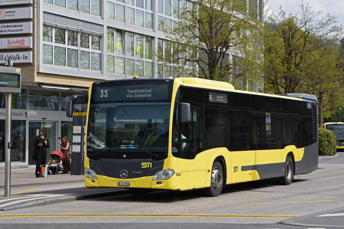 Mercedes Citaro 500, auf der Linie 33, wartet an der Haltestelle beim Bahnhof Thun. Die Aufnahme stammt vom 21.04.2022.