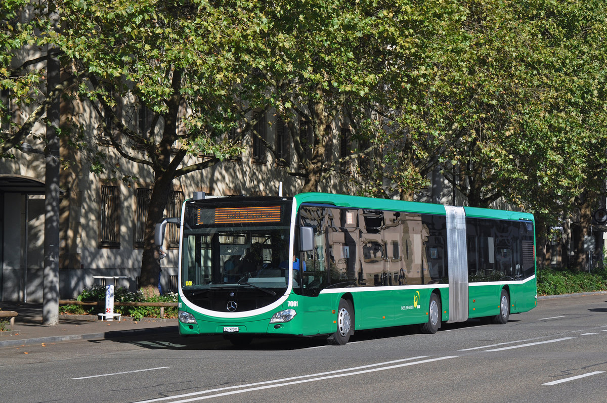 Mercedes Citaro 7001, ist mit der Fahrschule unterwegs Richtung Badischer Bahnhof. Die Aufnahme stammt vom 26.08.2015.