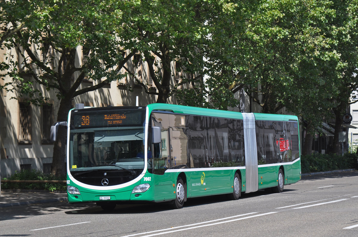 Mercedes Citaro 7002, auf der Linie 36, fährt zur Haltestelle am Badischen Bahnhof. Die Aufnahme stammt vom 12.07.2015.