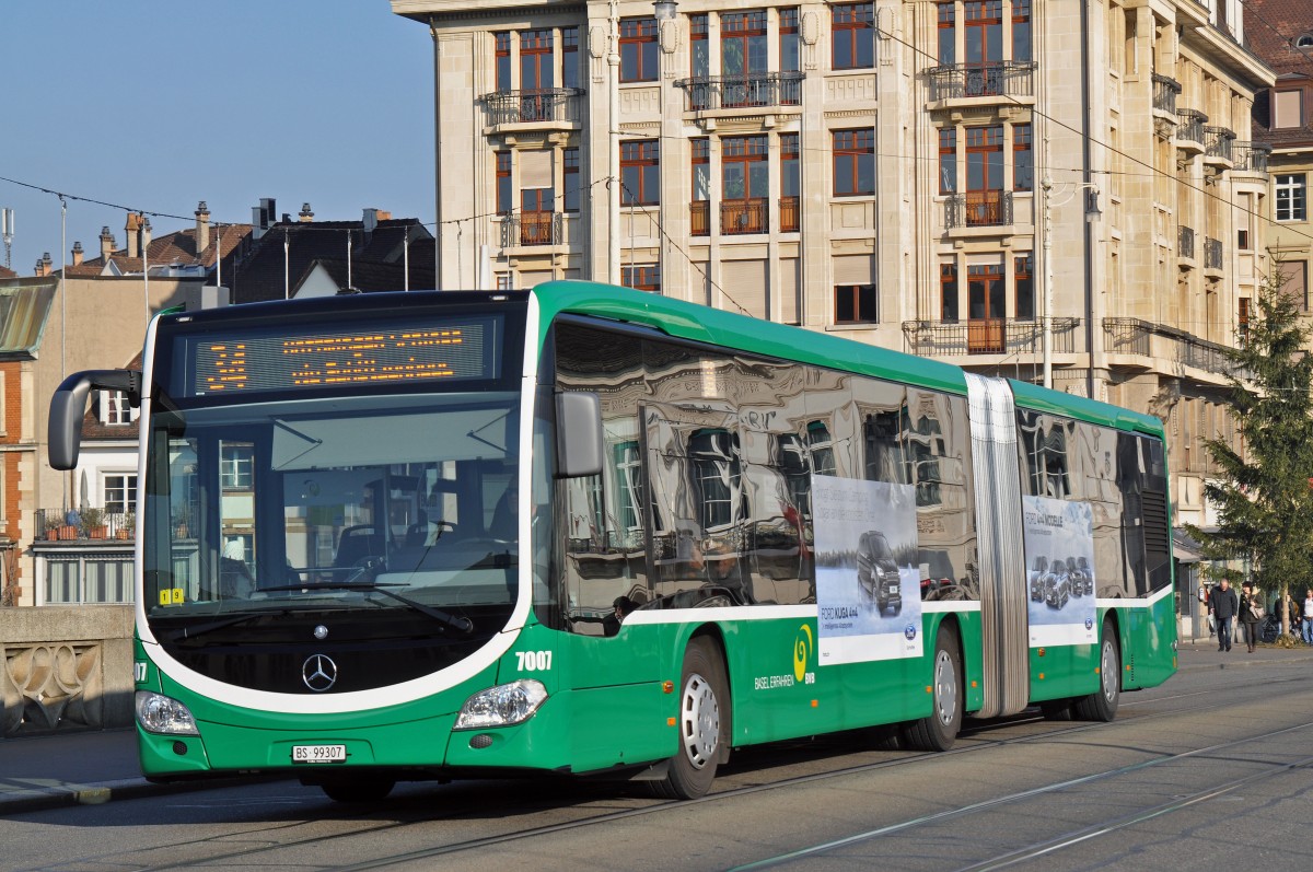 Mercedes Citaro 7007 auf der Linie 34 überquert die Mittlere Rheinbrücke. Die Aufnahme stammt vom 30.12.2015.