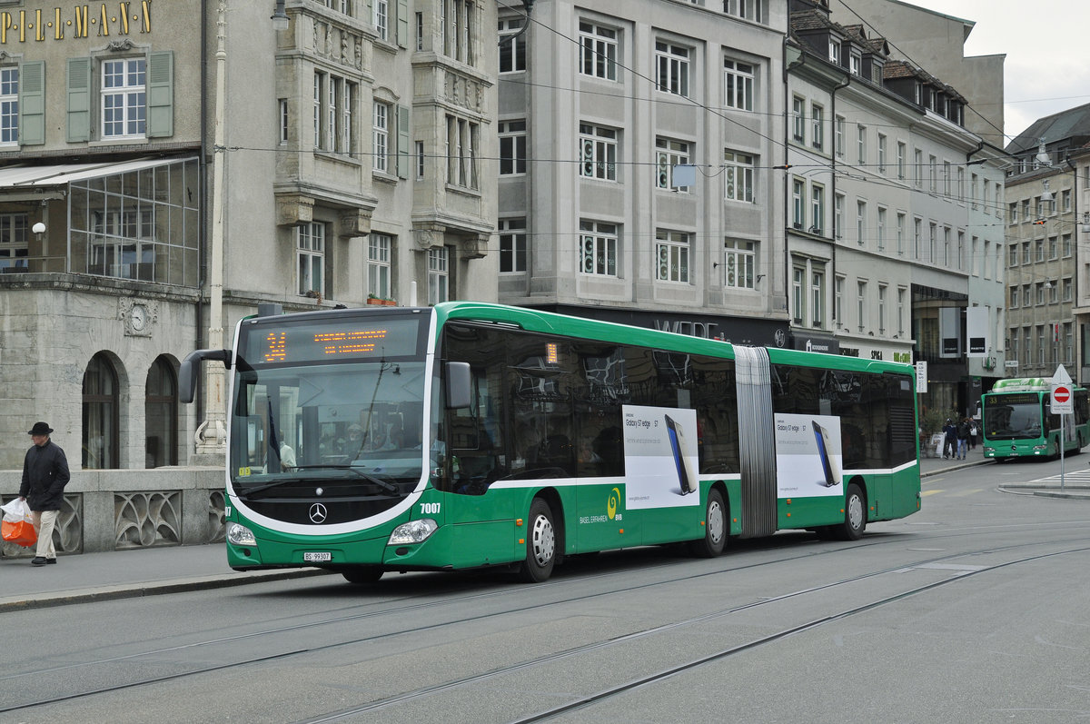 Mercedes Citaro 7007, auf der Linie 34, überquert die Mittlere Rheinbrücke. Die Aufnahme stammt vom 25.04.2016.