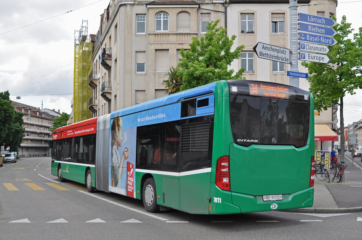 Mercedes Citaro 7011, auf der Linie 34 verlässt die Haltestelle am Wettsteinplatz. Die Aufnahme stammt vom 17.05.2016.
