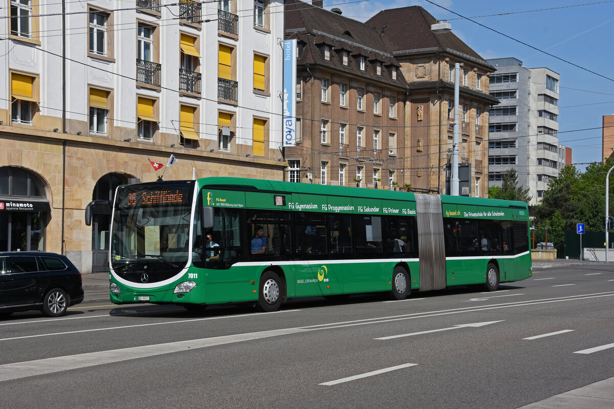 Mercedes Citaro 7011, auf der Linie 36, verlässt die Haltestelle beim badischen Bahnhof. Die Aufnahme stammt vom 20.05.2022.