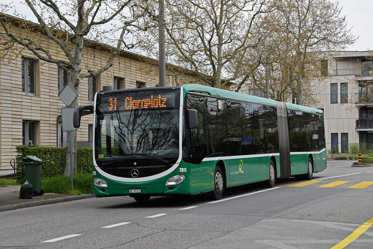 Mercedes Citaro 7011, auf der Linie 31, fährt am 18.04.2023 zur Haltestelle Friedhof am Hörnli.