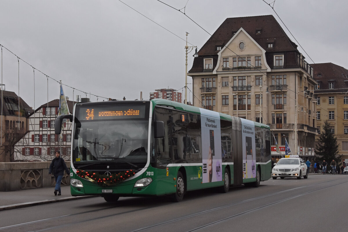 Mercedes Citaro 7013 mit einer Weihnachtsdekoration, auf der Linie 34, überquert am 30.11.2022 die Mittlere Rheinbrücke.