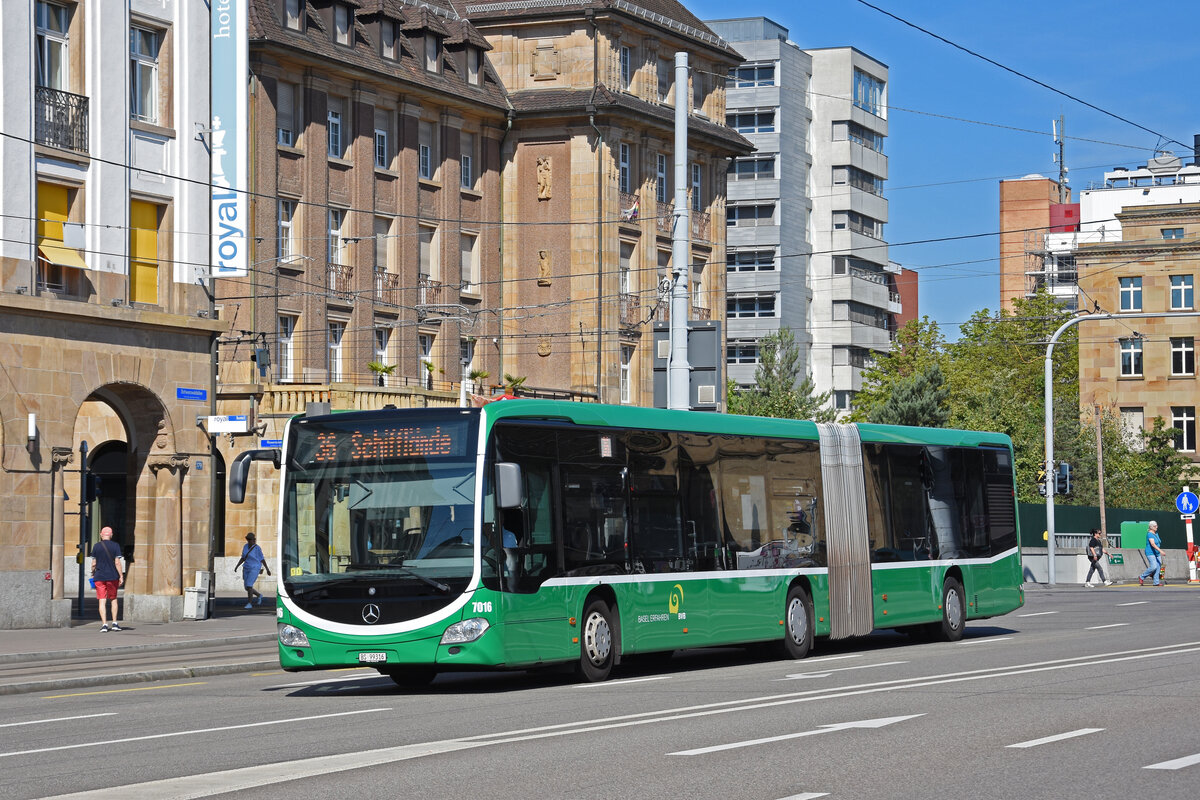 Mercedes Citaro 7016, auf der Linie 36, verlässt die Haltestelle am badischen Bahnhof. Die Aufnahme stammt vom 25.08.2022.