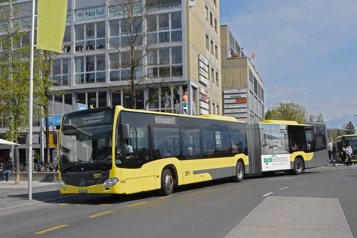 Mercedes Citaro 702, auf der Linie 5, verlässt die Haltestelle beim Bahnhof Thun. Die Aufnahme stammt vom 21.04.2022.