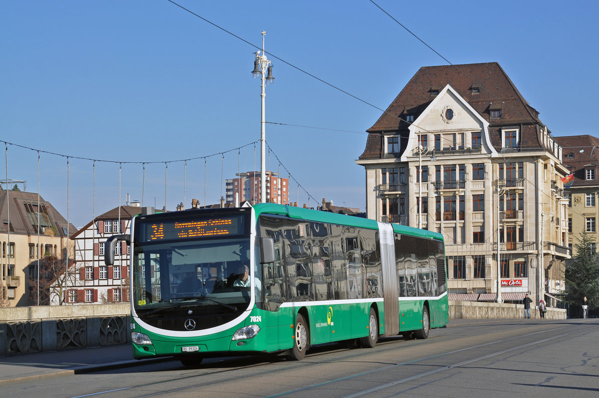 Mercedes Citaro 7024, auf der Linie 34, überquert die Mittlere Rheinbrücke. Die Aufnahme stammt vom 30.11.2016.