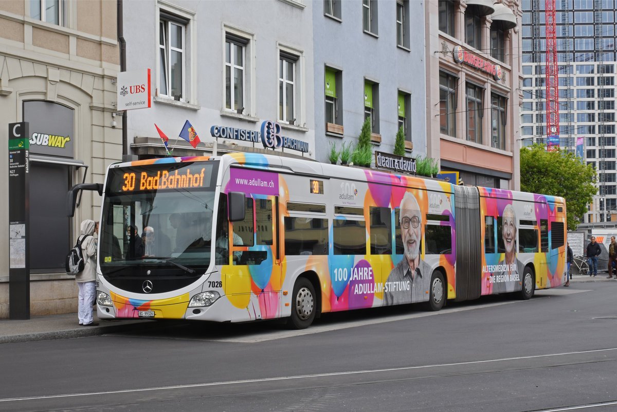 Mercedes Citaro 7026 mit der Werbung für 100 Jahre Adullam-Stiftung, auf der Linie 30, wartet an der Endstation am Bahnhof SBB. Die Aufnahme stammt vom 21.05.2019.