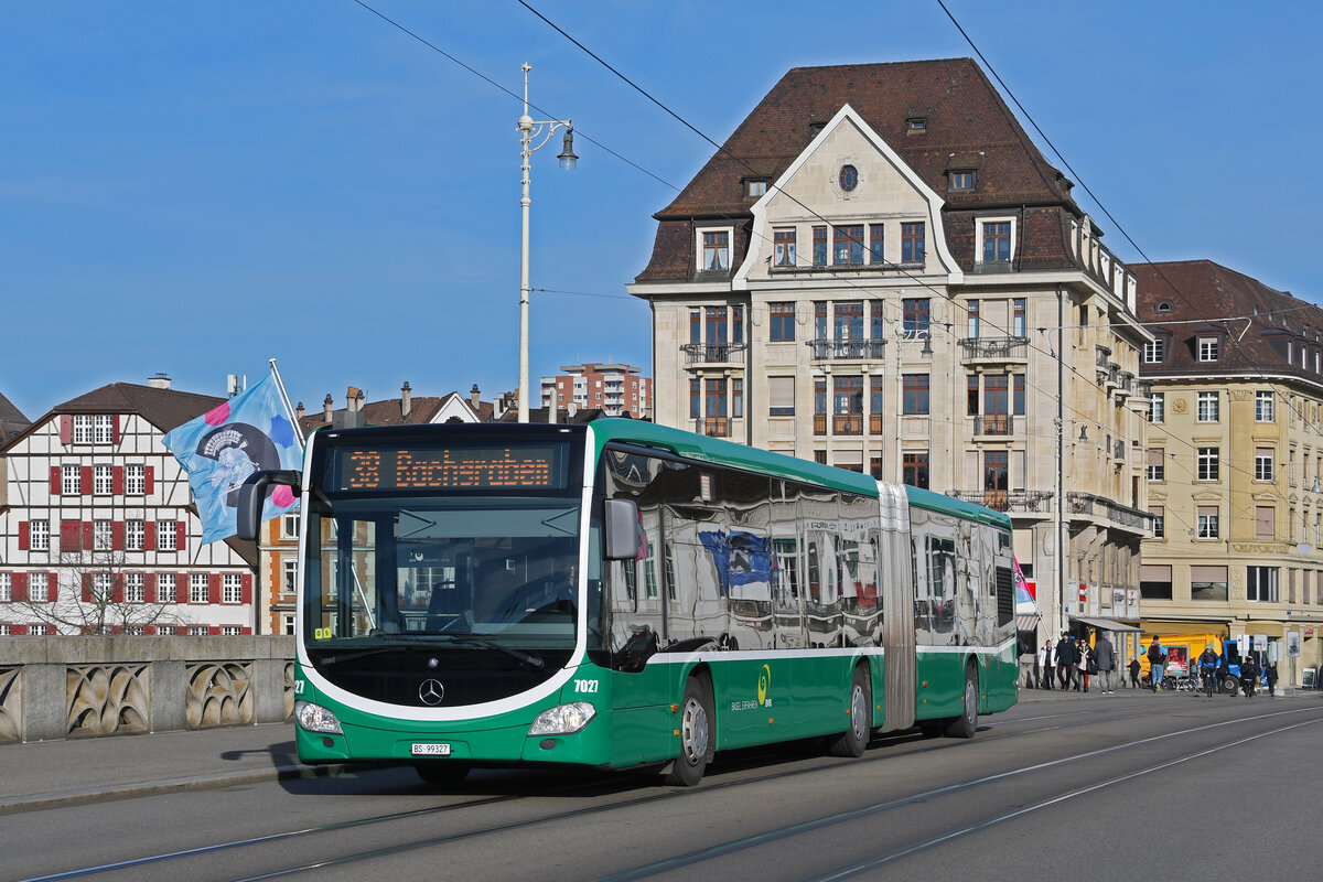 Mercedes Citaro 7027, auf der Linie 38, überquert am 29.01.2024 die Mittlere Rheinbrücke.