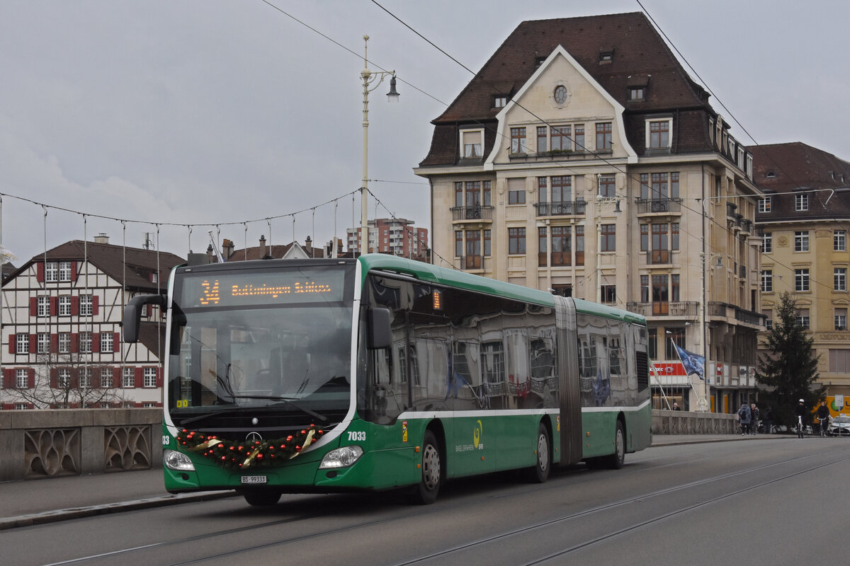 Mercedes Citaro 7033 mit einer Weihnachtsdekoration, auf der Linie 34, überquert am 30.11.2022 die Mittlere Rheinbrücke.
