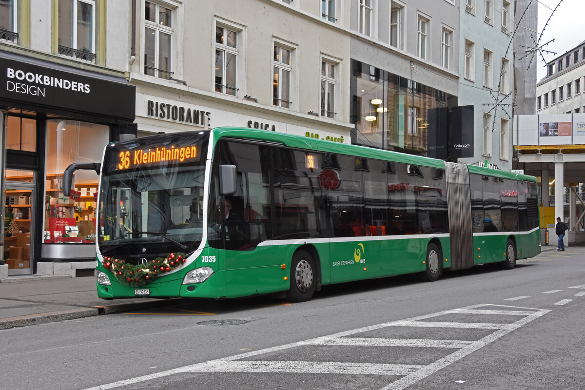 Mercedes Citaro 7035 mit einer Weihnachtsdekoration, auf der Linie 36, wartet am 30.11.2022 an der Endstation in der Eisengasse.
