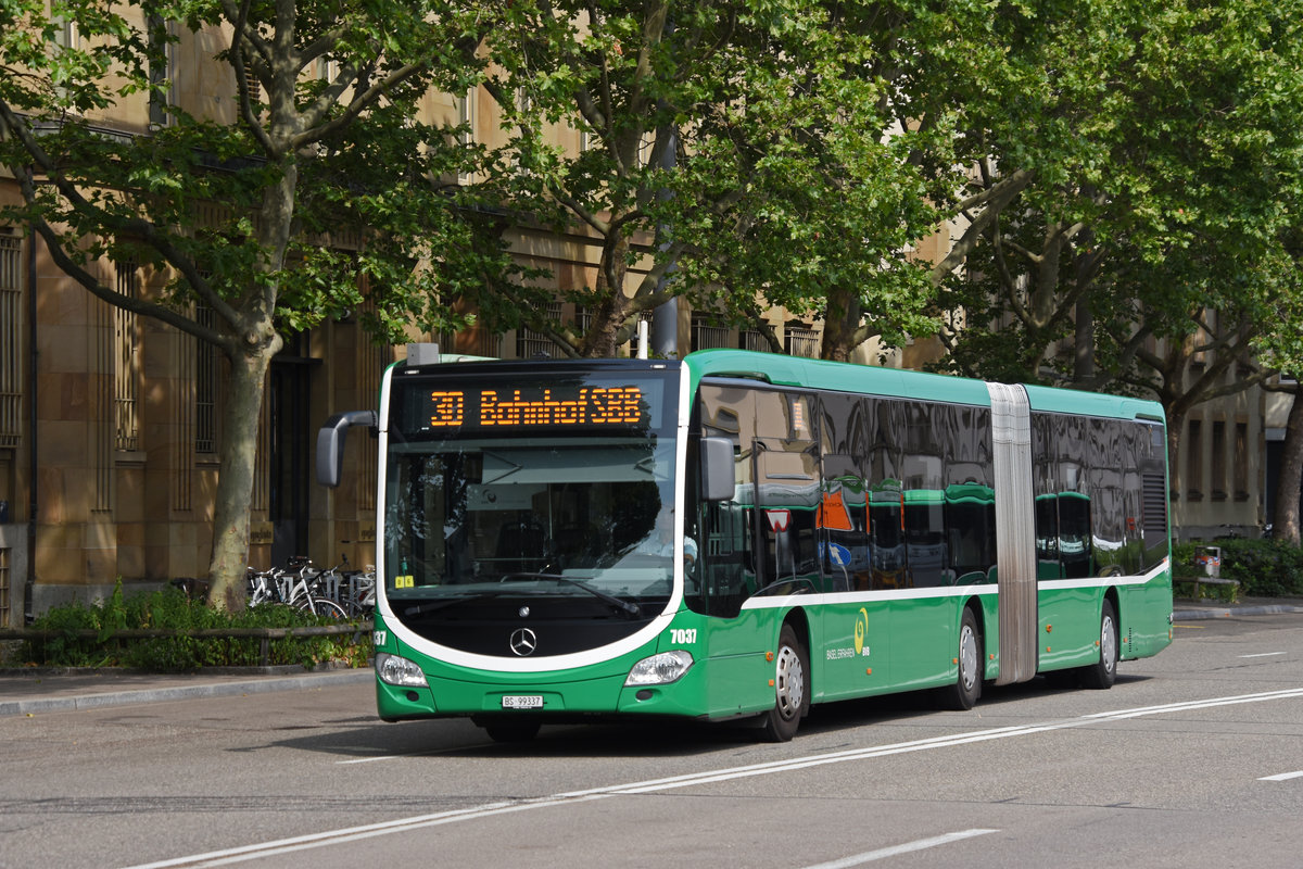 Mercedes Citaro 7037, auf der Linie 30, fährt zur Endstation am badischen Bahnhof. Die Aufnahme stammt vom 03.07.2019.