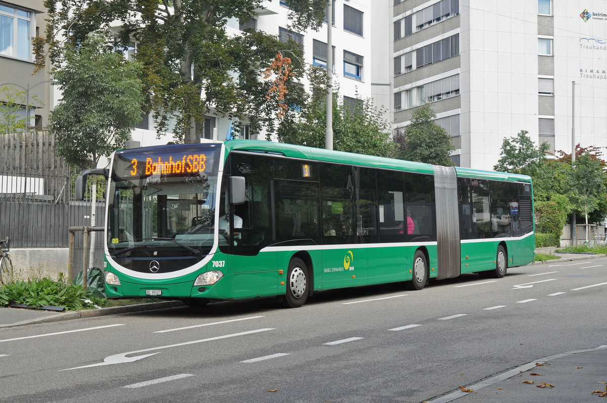 Mercedes Citaro 7037, auf der Tramersatz Linie 3, bedient die provisorische Haltestelle Holbeinstrasse. Die Aufnahme stammt vom 10.09.2017.