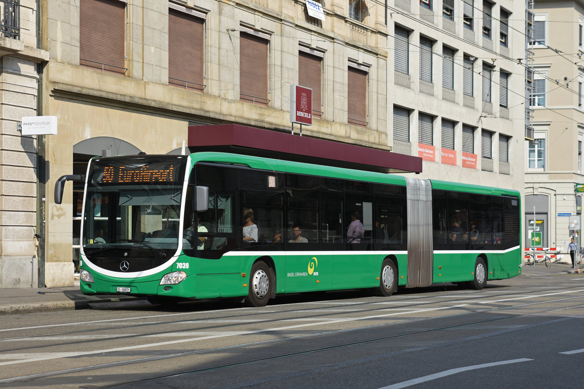 Mercedes Citaro 7039, auf der Linie 50, verlässt die Endhaltestelle am Bahnhof SBB. Die Aufnahme stammt vom 07.08.2018.