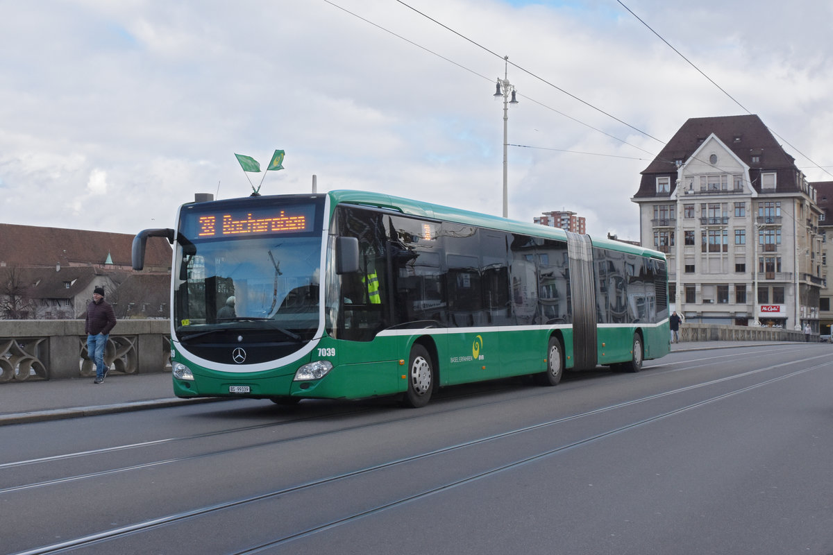 Mercedes Citaro 7039, auf der Linie 38, überquert die Mittlere Rheinbrücke. Die Aufnahme stammt vom 03.03.2020.