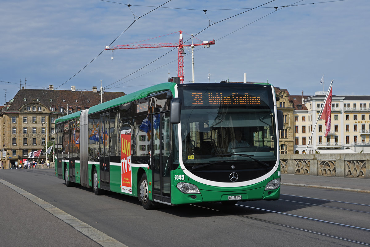 Mercedes Citaro 7045, auf der Linie 38, überquert die Mittlere Rheinbrücke. Die Aufnahme stammt vom 27.07.2019.