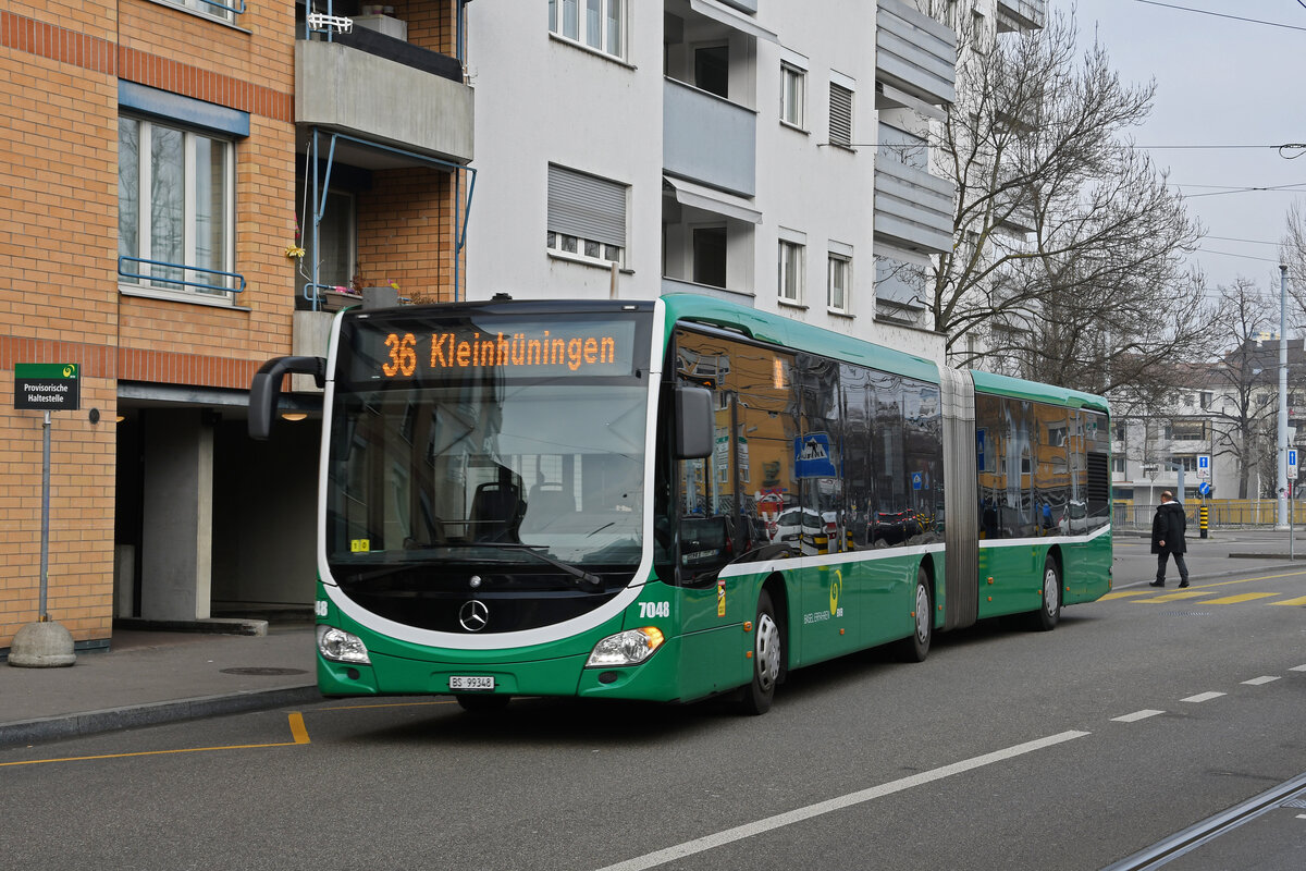 Mercedes Citaro 7048, auf der Linie 36, verlässt am 04.03.2023 die provisorische Endstation in Kleinhüningen.