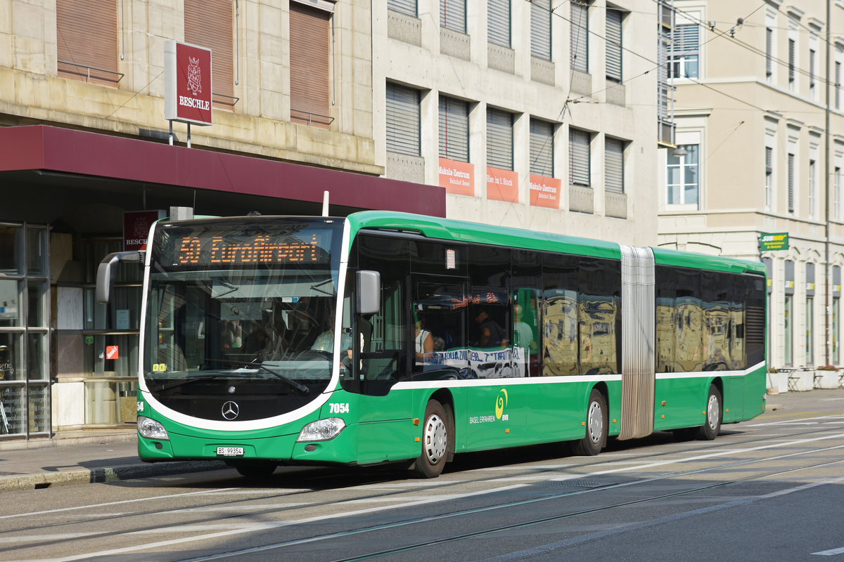 Mercedes Citaro 7054, auf der Linie 50, verlässt die Endhaltestelle am Bahnhof SBB. Die Aufnahme stammt vom 06.08.2018.
