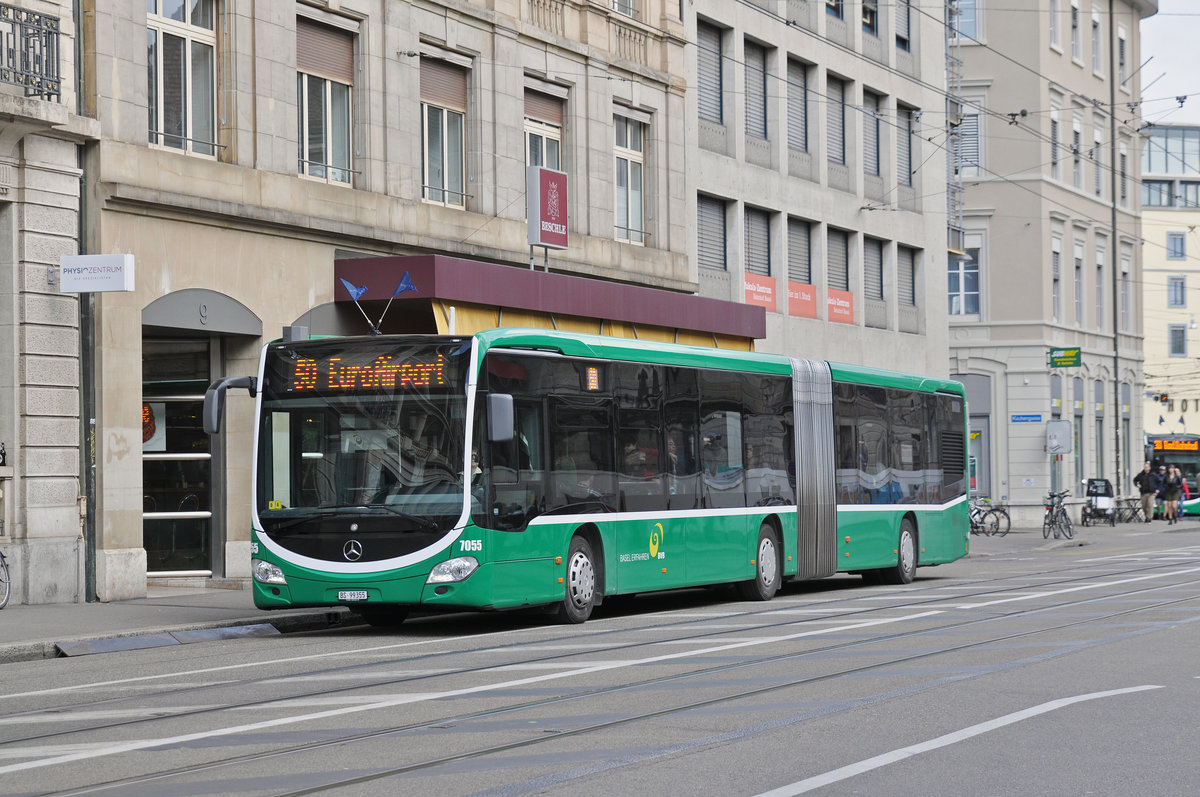 Mercedes Citaro 7055, auf der Linie 50, verlässt die Haltestelle am Bahnhof SBB. Die Auifnahme stammt vom 25.03.2018.