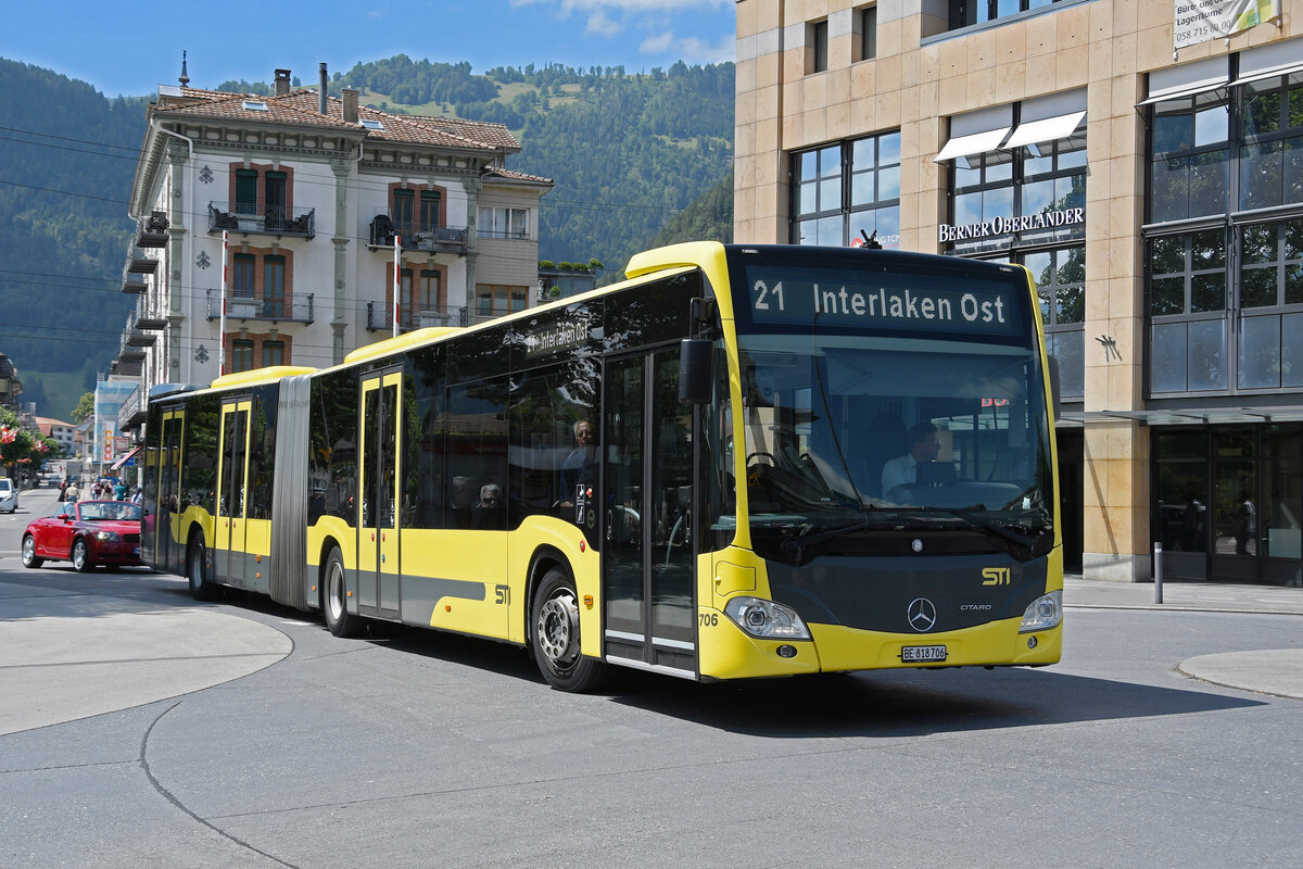 Mercedes Citaro 706 der STI, auf der Linie 21, verlässt am 03.07.2023 die Haltestelle beim Bahnhof Interlaken West.