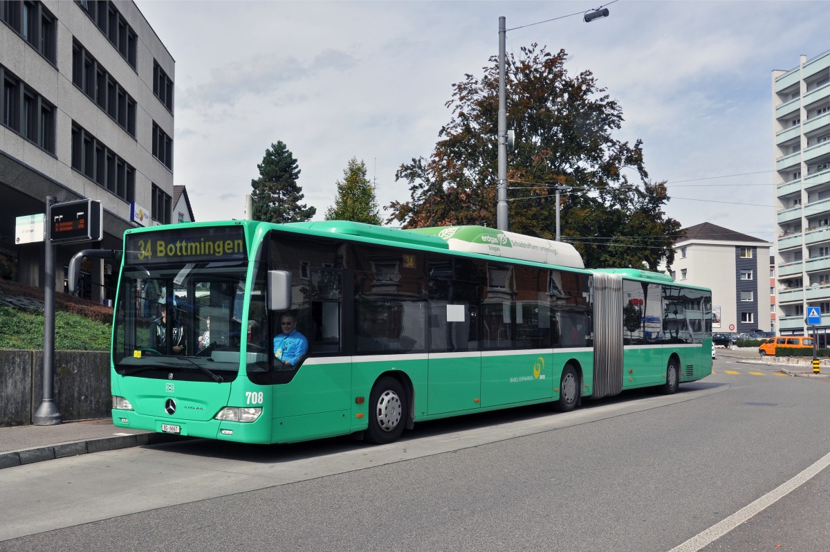 Mercedes Citaro 708 auf der Linie 34 bedient die Haltestelle Binningen Kronenplatz. Die Aufnahme stammt vom 19.09.2014.