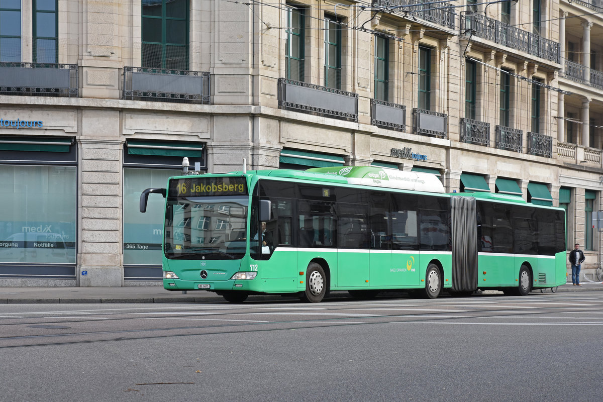 Mercedes Citaro 712, auf der Linie 16, fährt Richtung Markthalle. Danach holt er die Schüler von der Rudolf Steiner-Schule am Jakobsberg ab. Die Aufnahme stammt vom 14.11.2019.