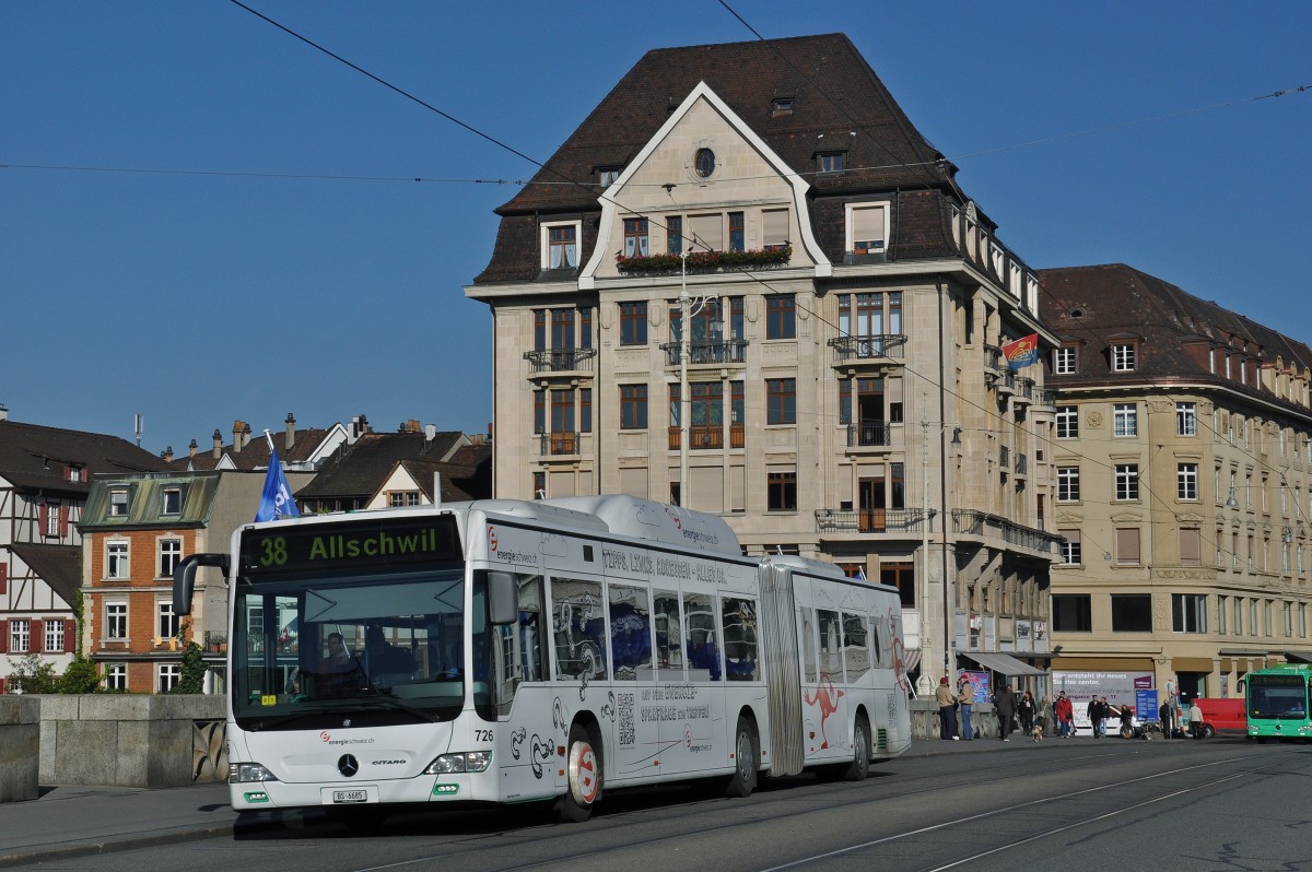 Mercedes Citaro 726 auf der Linie 38 mit der energieschweiz.ch Werbung überquert die Mittlere Rheinbrücke. Die Aufnahme stammt vom 24.10.2014.