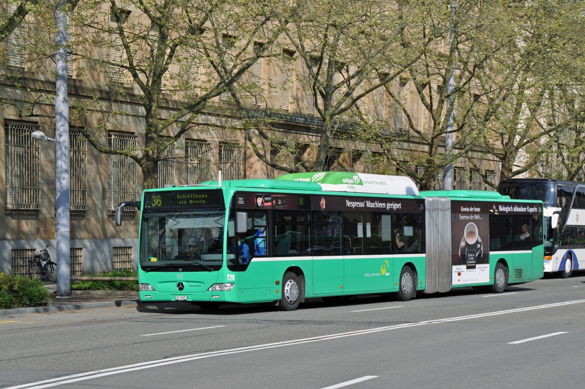 Mercedes Citaro 726 auf der Linie 36 fährt zur Haltestelle am Badischen Bahnhof. Die Aufnahme stammt vom 18.04.2015.