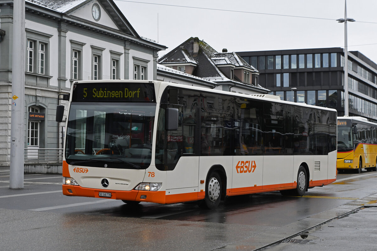 Mercedes Citaro 78, auf der Linie 5, fährt am 18.01.2023 zur Haltestelle beim Bahnhof Solothurn.