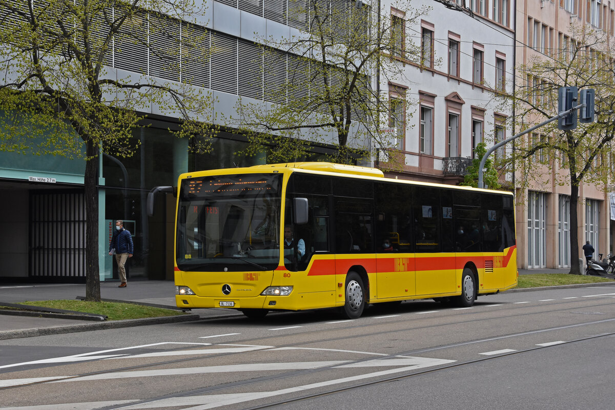 Mercedes Citaro 80 der BLT, auf der Linie 37, fährt zur Endstation am Aeschenplatz. Die Aufnahme stammt vom 15.04.2021.