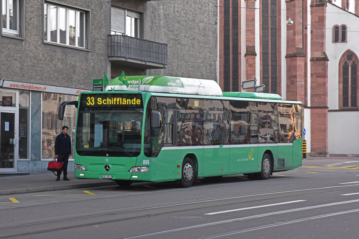 Mercedes Citaro 806, auf der Linie 33, bedient die Haltestelle Universitätsspital. Die Aufnahme stammt vom 01.01.2020.
