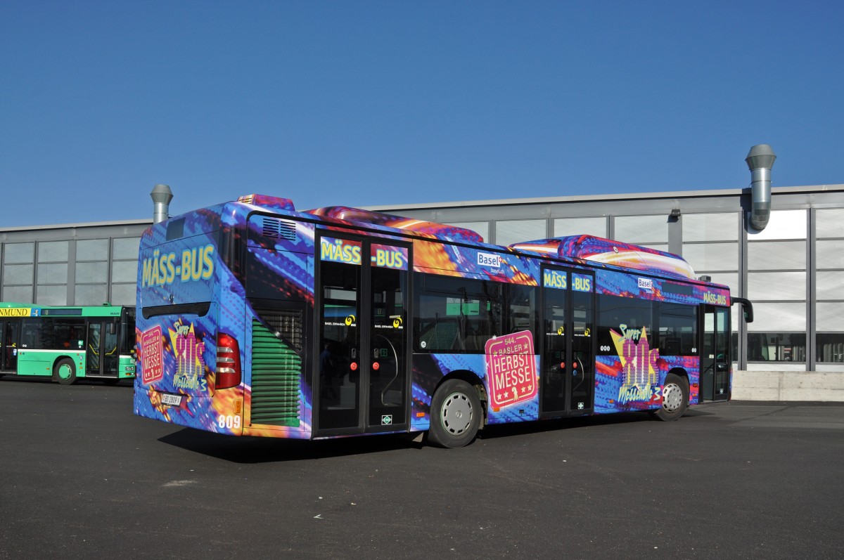 Mercedes Citaro 809 wird an der Herbstmesse 2014 als Shuttle Bus zur Halle 3 eingesetzt. In der Halle 3 kann man alte Jahrmarktsbahnen aus den 80er Jahren bestaunen und natürlich damit fahren. Hier steht der Bus auf dem Hof der Garage Rankstrasse. Die Aufnahme stammt vom 31.10.2014.