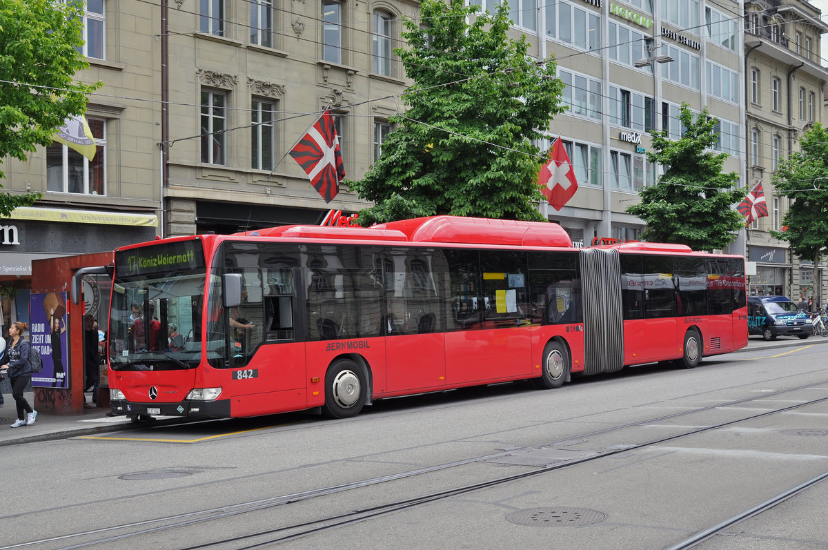 Mercedes Citaro 842, auf der Linie 17, bedient die Haltestelle beim Bahnhof Bern. Die Aufnahme stammt vom 09.06.2017.